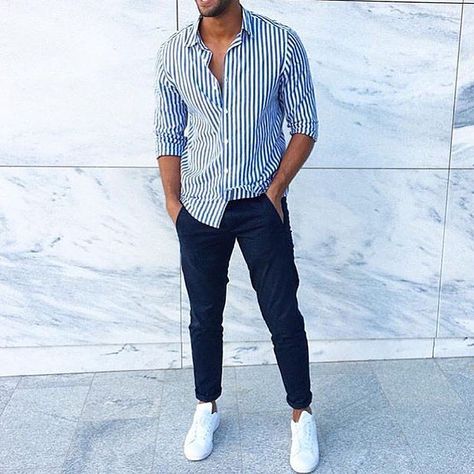 Guys Sneakers, Office Old Money, Old Money Fashion, Handsome Men Quotes, Money Fashion, White Jeans Men, Formal Men Outfit, Mens Summer Outfits, Mens Casual Outfits Summer