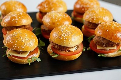 Ces délicieux petits burgers maison seront LA caution gourmandise de vos apéros avec vos amis. Gourmands, ils sauront combler vos petites faims. Et la recette est facile !   @thebrompton Une petite faim ? Ces mini-burgers ma... Mini Burgers Recipe, Finger Food Menu, Mini Hamburger, Mini Hamburgers, Mini Burger, Homemade Sandwich, Mini Quiches, Appetizer Menu, Mini Sandwiches