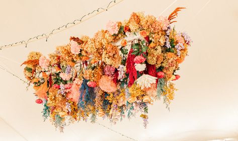 Floating Dried Flower Installation, Abstract Floral Installation, Diy Hanging Floral Installation, Diy Hanging Flower Garland, Diy Baby's Breath, Floral Ceiling Installation, Chandeliers Diy, Branch Ideas, Hanging Floral Installation