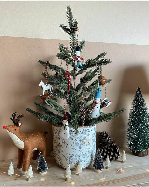 Tiny House Christmas Tree, Christmas Tree In Vase, Christmas Tree Lights Ideas, Small Apartment Christmas Decor Ideas, Small Xmas Tree, Maileg Christmas, Navidad Natural, Whimsical Christmas Decor, Little Christmas Tree