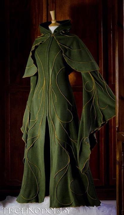 This is the most beautiful riding dress I have ever seen! It looks so elven. Elven Coat, Riding Dress, Elf Kostüm, Gaun Abad Pertengahan, Istoria Modei, Viking Wedding, Idee Cosplay, Medieval Dress, Fantasy Costumes