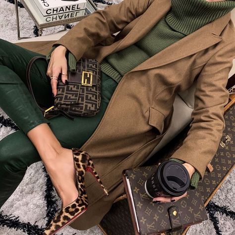 Outfit Verde, Color Analysis, Green Pants, 가을 패션, Fall Winter Outfits, Fall Wardrobe, Outfit Details, Look Fashion, Karl Lagerfeld