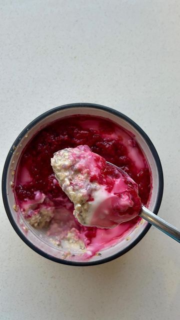 Basic Overnight Oats, Basic Overnight Oats Recipe, Chia Seeds Protein, Runners Food, Frozen Raspberries, Frozen Berries, Oats Breakfast, Overnight Oats Recipe, Vanilla Protein Powder