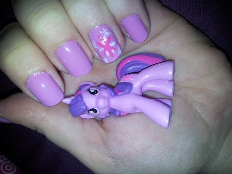 Twilight Sparkle nails Use color of pony and cutie mark as deco. Twilight Sparkle Nails, Cutie Mark, Awesome Nails, Pony Birthday, Polish Ideas, Sparkle Nails, Twilight Sparkle, Pretty Cool, Costume Ideas