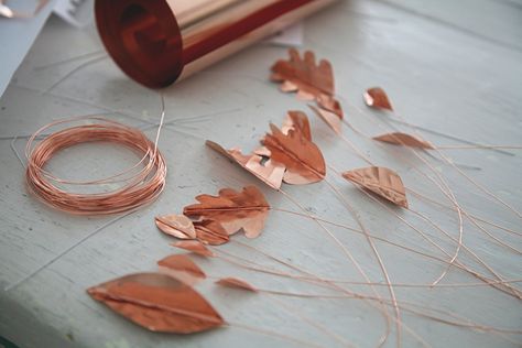 Copper Leaf Art, Mindful Christmas, Copper Diy Projects, Garland Leaves, Christmas Magazine, Make A Garland, Copper Paper, Gold Garland, Aluminum Can Crafts