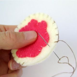 Felt Valentine Cookies, Felt Cookies, Felt Food Patterns, Felt Cake, Felt Play Food, Felt Crafts Diy, Ornament Cookies, Cookie Tutorials, Felt Quiet Books