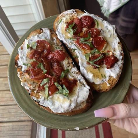 Aesthetic Toast, Delicious Food Images, Chive Cream Cheese, Cream Cheese Toast, Sourdough Toast, Toast Ideas, Cheese Toast, Hot Honey, Healthy Food Motivation