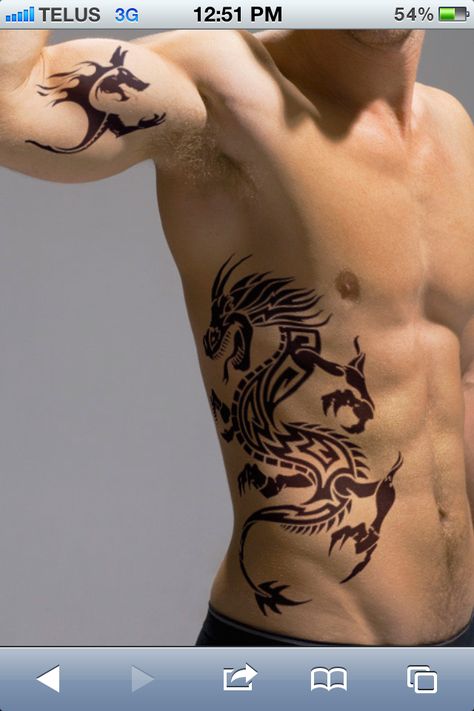 One of the coolest rib tattoos ever! Mens Hip Tattoos, Abdomen Tattoo, Tattoo Bras Homme, Travel Outfit Spring, Tato Suku, Hip Tattoo Designs, Tattoo Ideas Males, Dragon Tattoos For Men, Bicep Tattoo