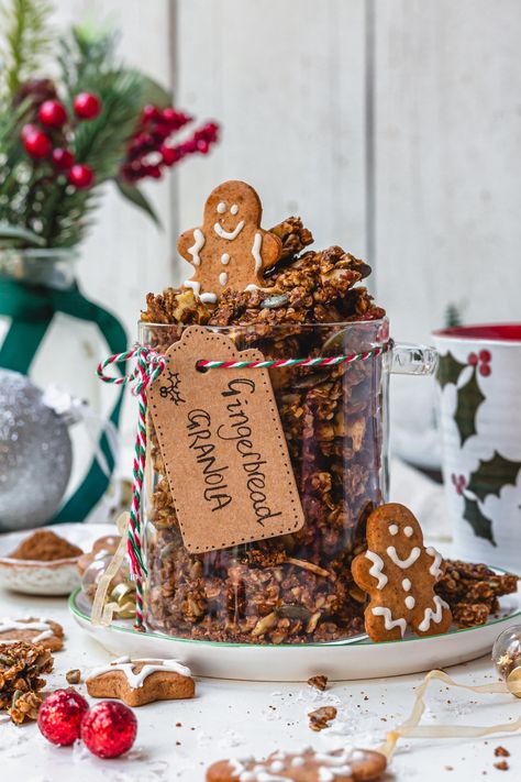 Gingerbread Granola Recipe, Paleo Gingerbread, Gingerbread Granola, Edible Christmas Gifts, Homemade Gingerbread, Best Granola, Gluten Free Gingerbread, Vegan Gingerbread, Vegan Christmas