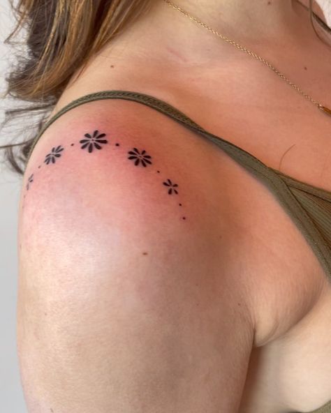 b i l l i e • s t • c l a i r (@billiestclairtattoos) | Instagram Across Shoulder Tattoo, Shoulder Adornment Tattoo, Tattoo Ideas Shoulder, Top Of Shoulder Tattoo, Print Making Designs, Nice Designs, Shoulder Tattoos For Women, R Tattoo, B Tattoo