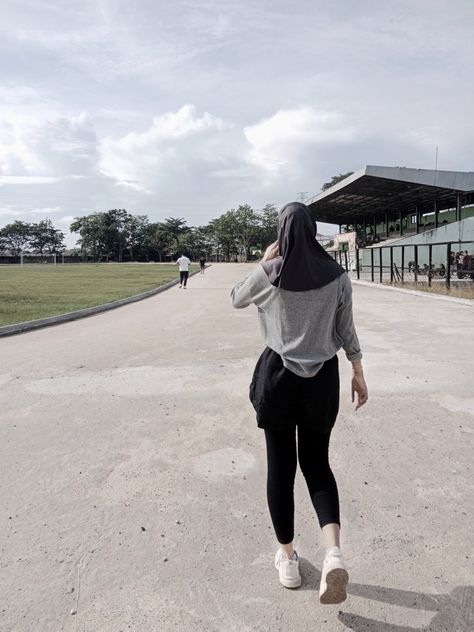 Ootd Hijab Olahraga, Outfit Jogging Hijab, Hijab Workout Outfit, Ootd Jogging, Hijab Gym Outfit, Ootd Gym, Modest Workout Clothes, Modest Workout, Sports Hijab