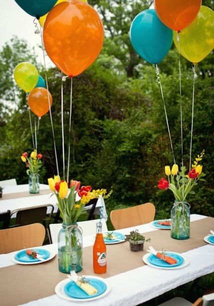 balloon bouquets as table decoration at a summer party Outdoor Kids Party, Balloon Table Decorations, Backyard Birthday Parties, Outdoors Birthday Party, Backyard Birthday, Bluey Birthday, Outdoor Birthday, Picnic Birthday, Food Birthday