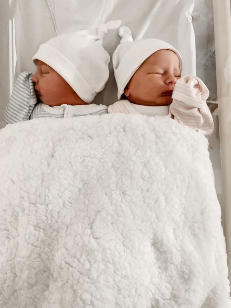 Twin Baby Aesthetic, Twin Babies Pictures, Twin Baby Photos, Twin Baby Boys, Fake Baby, Boy Girl Twins, Being A Mother, Cute Twins