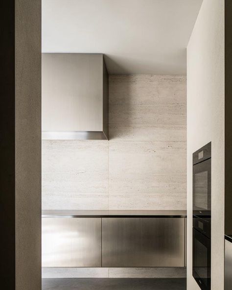 Diapal Jabbeke on Instagram: “Perfect match: Stainless steel combined with travertine, kitchen as published in Sabato magazine, design by @marie_stadsbader, stone by…” Minimal Kitchen, Stainless Kitchen, Stainless Steel Cabinets, Metal Kitchen, Interior Architect, Minimal Modern, House And Home Magazine, Stainless Steel Kitchen, Interior Design Studio