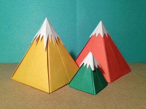 Origami Mountains via Collective Conscious Art http://collectiveconsciousart.wordpress.com Mountain Crafts For Kids, Mountain Crafts, Handmade Poster, Kids Origami, Origami 3d, How To Make Paper Flowers, 3d Origami, Cadeau Diy, Up Book