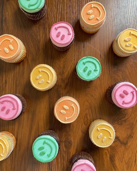 Smiley Face Cupcakes Aesthetic, Smiley Cupcakes Happy Faces, Pink Smiley Face Cupcakes, Smiley Face Birthday Cake Ideas, Preppy Birthday Cupcakes, Smile Face Cupcakes, Five Is A Vibe Birthday Cupcakes, Two Groovy Birthday Party Cupcakes, Smiley Face Sheet Cake