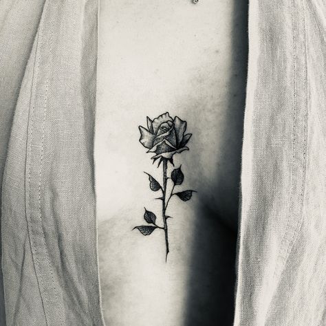 Rose Tattoo Sternum, Rose Between Breast Tattoo, Sternum Flower Tattoo, Rose Sternum Tattoo, Sternum Tats, Art Brainstorm, Sternum Tattoo, Body Piercings, Tattoo Placement