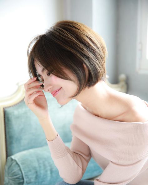 The classic "mushroom" cut is also coming back in style, with ends hitting right at your chin: French Bob For Fine Hair, Bob Inversat, Rambut Emo, Gaya Rambut Emo, Best Short Haircuts, Bob Haircuts For Women, Short Bob Haircuts, Penteado Cabelo Curto, 짧은 머리