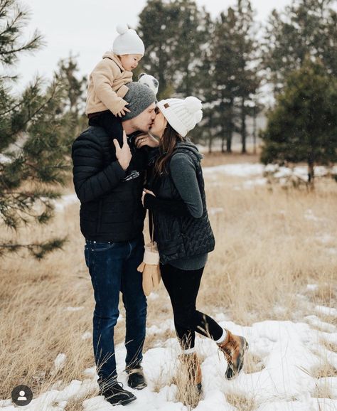 Carhart Beanie Family Photos, Plus Size Winter Photo Outfits, Cold Family Photoshoot, Family Photos Outside Winter, Cozy Winter Family Photos, Winter Family Session, Winter Family Photos Outdoor Outfit Ideas, Family Pictures In Snow, Winter Family Photos Outdoor