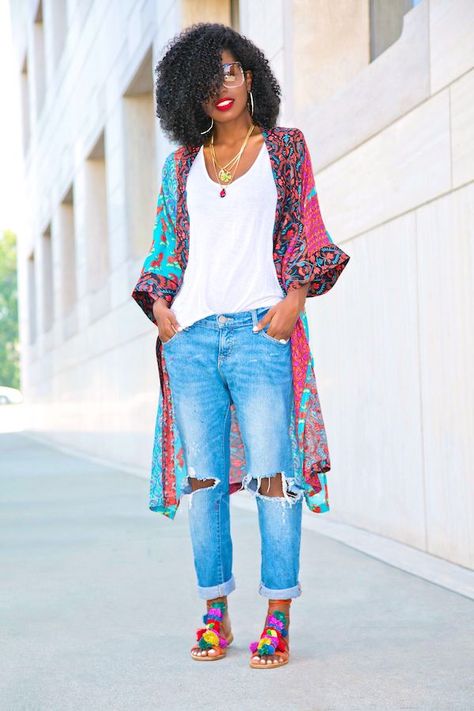 Printed Kimono + Tank + Distressed Boyfriend Jeans Kimono Styling, Comfy Jeans Outfit, Style Pantry, Looks Jeans, Printed Kimono, Outfit Primavera, Distressed Boyfriend Jeans, Print Kimonos, Black Women Fashion