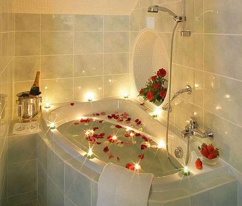 romantic-valentines-day-ideas-bathtubs (14) Illinois Countryside, Romantic Bathrooms, Romantic Bath, Romantic Things, Romantic Night, Relaxing Bath, Romantic Valentine, Holiday Inn, Love Is In The Air