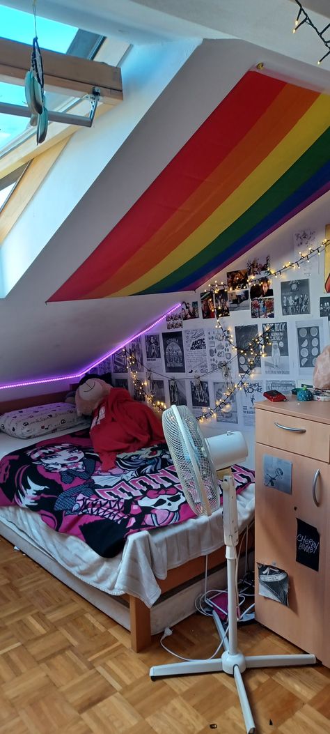 Lgbtq Room Decor, Pride Room Aesthetic, Lgbtq Bedroom, Bedroom Ideas Emo, Pride Bedroom Ideas, Emo Aesthetic Room, Gay Room Aesthetic, Dsmp Room, Emo Room Aesthetic