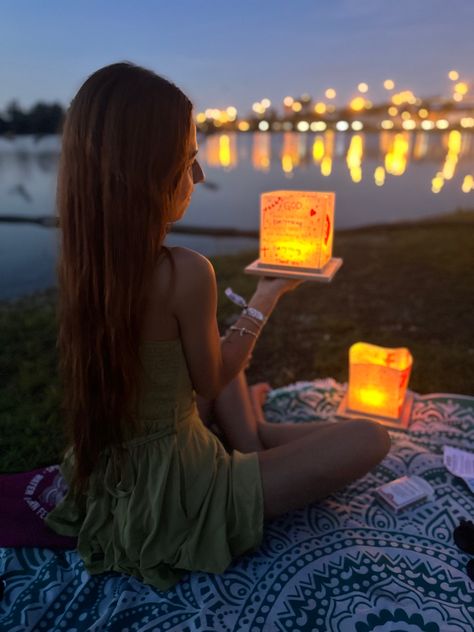 Water lantern festival Water Lantern Festival Picture Ideas, Outing Pics, Lantern Photoshoot, Lantern Pictures, Floating Lantern Festival, Water Lantern Festival, Water Lantern, Summer Vision, Insta Ideas