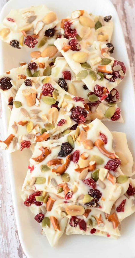 Holiday Bark Recipes Easy, White Chocolate Bark Recipes, Bark Recipes Easy, Almond Bark Recipes, Holiday Bark, Christmas Bark Recipes, Bark Recipes, White Chocolate Bark, Chocolate Bark Recipe