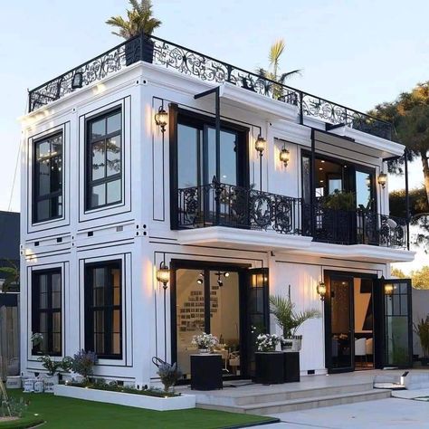 Container Mansion, Homestead Plans, White Container, Container Van, Ideas Habitaciones, Container Conversions, Van House, Classic Homes, Eco Lodge