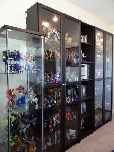 Transformers Collection Display, Warhammer Organization, Hot Toys Display, Action Figure Display Ideas, Figure Display Ideas, Attic Bedroom Ideas For Kids, Ikea Display, Collection Display Shelves, Action Figure Display Case