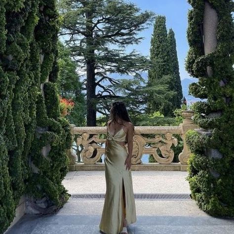 Lac Como, Castle Vibes, Best Travel Outfits For Women, Comfy Travel Outfit, Comer See, Travel Pose, Italy Pictures, Italy Summer, Lake Como Italy