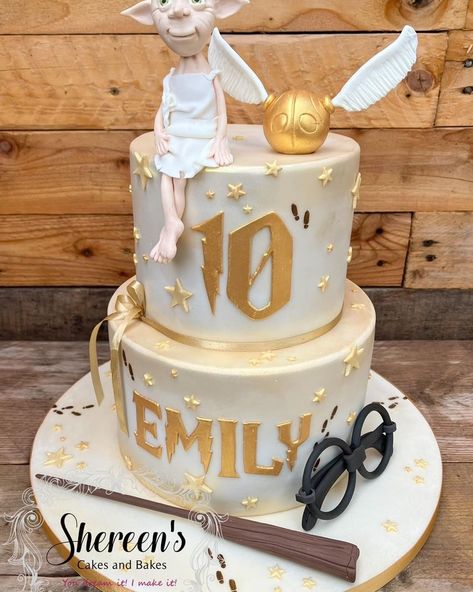 Shereen on Instagram: “Gold and white HP themed cake for Emily this week. I have made Emily’s cakes for a few years now and love the themes she chooses. It was…” Cake With Glasses, Harry Potter Cakes Birthday Girl, Harry Potter Birthday Cake Ideas, Hogwarts Birthday, Gateau Harry Potter, 9th Birthday Cake, Harry Potter Birthday Cake, Bday Party Kids, Harry Potter Girl