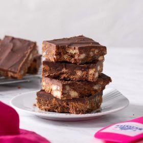 Chocolate Fudge Slice, Chocolate Tiffin Recipe, Fudge Slice, Classic Chocolate Fudge, Refrigerator Cake, Rich Tea Biscuits, Bowl Recipes Easy, Fridge Cake, Make Your Own Chocolate