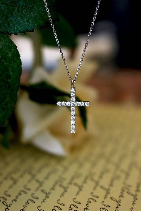 Pendant Necklace Outfit, Small Diamond Cross Necklace, Cross Necklace Simple, Diamond Cross Necklace, Ankh Necklace, Minimalist Jewellery, Cross Necklaces, Pendant Necklace Simple, Basket Vintage