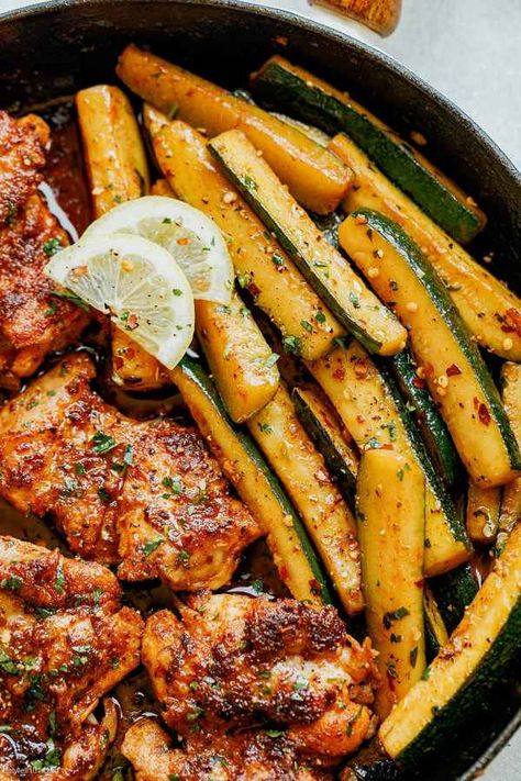 Paprika Chicken Thighs with Lemon Zucchini Skillet - #chicken #zucchini #recipe #eatwell101 - These easy and succulent paprika chicken thighs take only 25 minutes are so addicting! - #recipe by #eatwell101 Chicken Legs In Air Fryer, Chicken Thighs Crockpot, Chicken Thighs Instant Pot, Paprika Chicken Thighs, Chicken Thighs In Oven, Zucchini Skillet, Zucchini In The Oven, Zucchini Paprika, Skillet Chicken Thighs