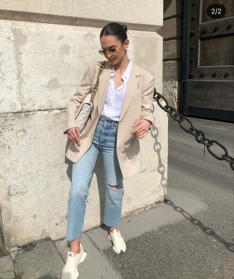 Modest Outfits With Blazers, 70 Degree Weather Outfit Work, France Outfits, Chique Outfit, New Balance Outfit, Blazer Outfits For Women, Mode Instagram, Europe Outfits, Casual Chique