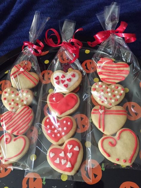 Valentine Cookies Decorated, Valentines Day Sugar Cookies, Valentine Sugar Cookies, Valentines Baking, Valentine Desserts, Sugar Cookie Designs, Valentine Cake, Valentines Day Cookies, Cookie Packaging