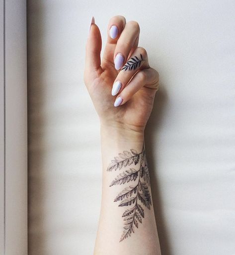 Natalia Chuszcz on Instagram: “new babies 🌿🌱 #tattoo #tattoos #newtattoo #loveit #ferntattoo #fern #liśćpaproci #smalltattoo #fingertattoo #inked #me #inkedgirl #girl…” Botanical Tattoo Sleeve, Line Botanical, Pnw Tattoo, Nature Tattoo Ideas, Fern Tattoo, Wrap Tattoo, Nature Tattoo, Beautiful Flower Tattoos, New Babies