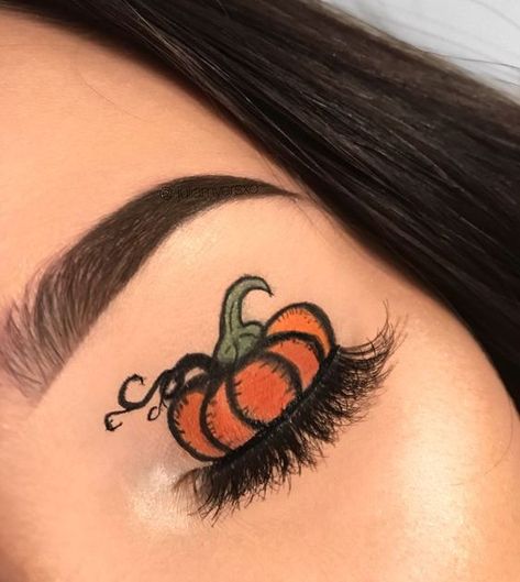 PUMPKIN "cut crease" fall eye makeup look  Halloween eye makeup IG: juliamyersxo Thanksgiving Makeup, Look Halloween, Fall Eye Makeup, Halloween Make-up Looks, Make Up Designs, Makeup 2018, Halloween Eye Makeup, Halloween Makeup Inspiration, Halloween Eyes