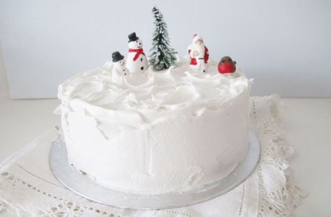 It is easier than you think! This recipe will help you make the best royal icing for decorating big cakes. Festive Cakes, Wedding Cake Icing, Christmas Cake Ideas, Royal Icing Cookies Recipe, Traditional Christmas Cake, Easy Royal Icing Recipe, Royal Icing Cakes, Christmas Cakes Easy, Snowflake Cake