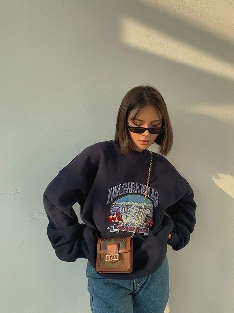 Pose In Sweatshirt, Loose Sweatshirt Outfit, Sweatshirt Poses, Vintage Sweatshirt Outfit, Navy Sweatshirt Outfit, Stile Ragazza Skater, Tennis Skirt Outfit, Skater Girl Outfits, Skandinavian Fashion