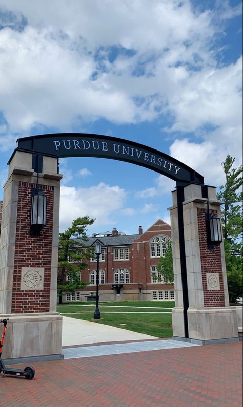 this is a picture of the union arch at purdue university. it's a new arch and it's a great picture spot! Purdue University Wallpaper, Purdue University Campus, Us College Aesthetic, Usa University Aesthetic, American University Aesthetic, School Campus Aesthetic, Purdue University Aesthetic, University Aesthetic Campus, University Campus Aesthetic