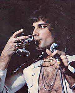 Freddie Mercury looks so classy with a glass of wine in one hand and a microphone in the other! Freddie Mercury With Eyeliner, Freddie Mercury Eyeliner, 70s Freddie Mercury, Freddie Mercury Aesthetic 70s, Moon Song, Retro Pictures, Freddy Mercury, Queen Photos, Roger Taylor