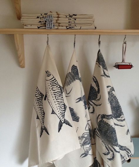 Screen printed Mackerel Tea towel - Folksy Hand Printed Tea Towels, Silk Screen Printing Design, Screen Printing Illustration, Silk Screen Printing Diy, Screen Print Tea Towels, Patterned Tea Towels, Tea Towels Diy, Diy Screen Printing, Screen Printing Art