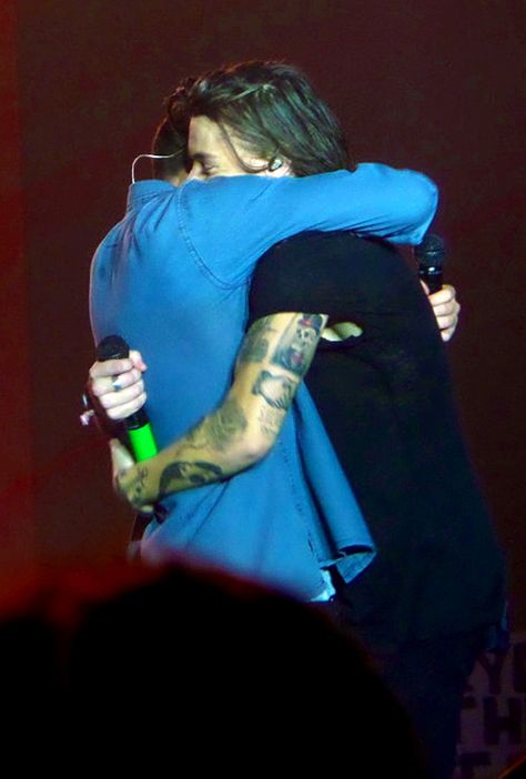 Lirry hug || OTRA Sheffield, England (last show of the tour) - 10/31/15 Lirry Stayne, One Direction Wallpaper, One Direction Pictures, I Love One Direction, On The Road Again, 1 Direction, Harry Edward Styles, Fan Fiction, Edward Styles