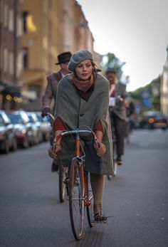 Cozy Fall Fashion, Knitting Tam, Cycling Attire, Tweed Ride, Bicycle Chic, Tweed Run, Velo Vintage, Cycle Chic, I Want To Ride My Bicycle