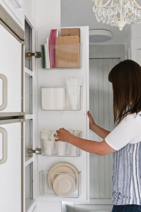 clear storage containers built into a pantry door Trailer Pantry Organization, Rv Pantry Storage Ideas, Rental Updates, Small Pantry Cabinet, Storage Ideas Pantry, Tiny Pantry, Garage Transformation, Dream Pantry, Small Pantry Organization