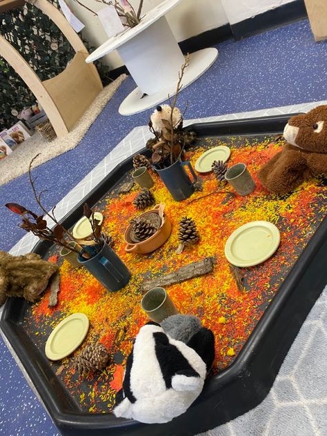 Autumn Animals Eyfs, Autumn Animal Activities, Woodland Sensory Play, The Gruffalo Sensory Activities, Halloween Provision Eyfs, Autumn Messy Play For Toddlers, Autumn Eyfs Activities Toddlers, Autumn Sensory Tray, Cornflour Activities