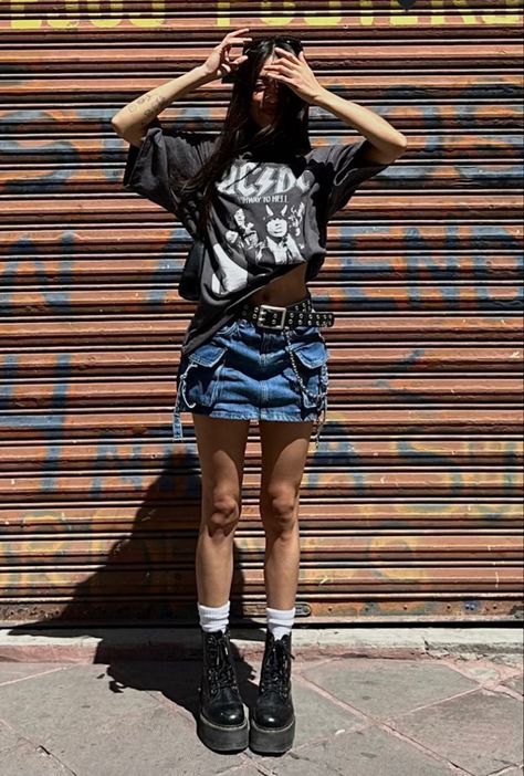 Rock Cute Outfits, Punk Rock Street Style, Converse Festival Outfit, Grey Day Concert Outfit, Punk Outfits Summer, Rock Festival Outfit Summer, Punk Skirt Outfit, Punk Festival Outfit, Soft Rock Aesthetic