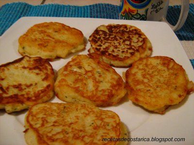 Cocina Costarricense: tortas de yuca Healthy Patties, Battered Bacon, Cauliflower Cakes, Costa Rican Food, Cauliflower Fritters, Fritters Recipe, Easy Cauliflower, Fritter Recipes, Tailgate Food